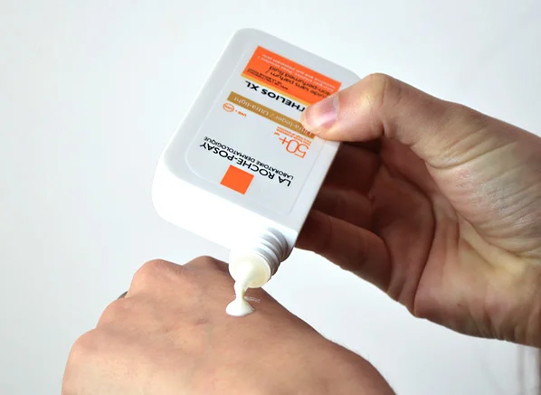 کرم ضد آفتاب فوق العاده ﺳﺒﮏ لاروش پوزای مدل Anthelios XL با +SPF 50 حجم 50 میل| La Roche-Posay Anthelios Ultra-Light Invisible Fluid SPF50+ Sun Cream 50ml - Image 4
