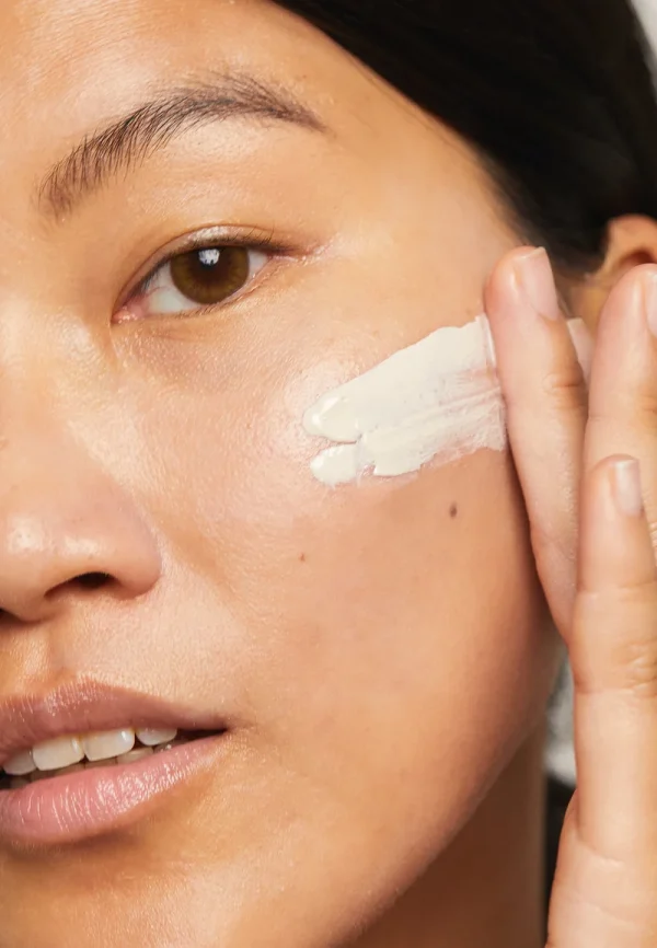 ضدآفتاب ماداگاسکار ایرفیت اسکین1004 رنگ لایت | SPF50+ بافت سبک و رنگ طبیعی - Image 3